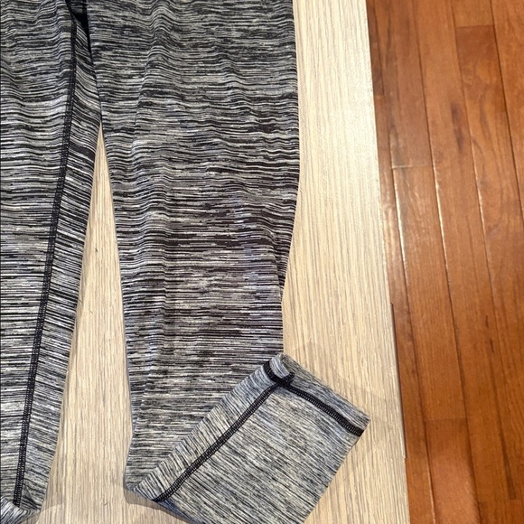 Aerie Chill Play Move Ombre Gray Leggings Size M 28” Inseam - Picture 3 of 8